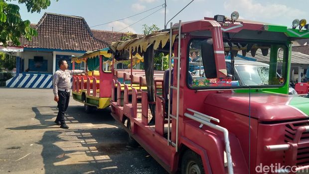 Kereta kelinci yang terguling di Bayat diamankan di mako Satlantas Polres Klaten, Sabtu (27/5/2023).