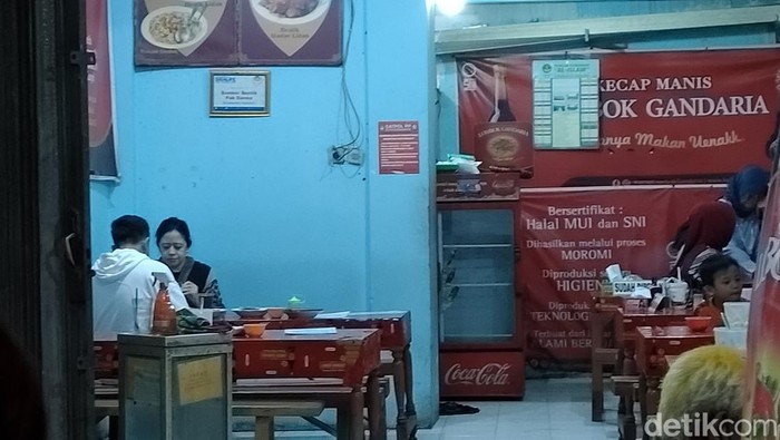 Ketua DPP PDIP Puan Maharani dan Wali Kota Solo Gibran Rakabuming Raka makan semeja di Solo, Sabtu (27/5/2023).