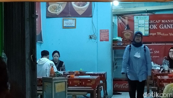Ketua DPP PDIP Puan Maharani dan Wali Kota Solo Gibran Rakabuming Raka makan semeja di Solo, Sabtu (27/5/2023).