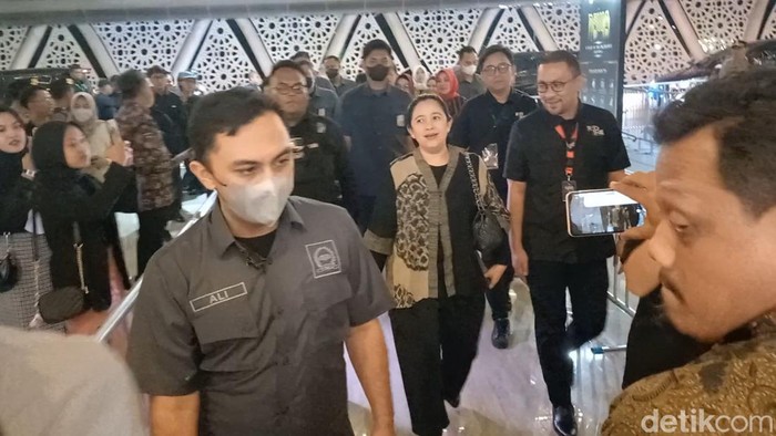 Ketua DPR Puan Maharani Ketua DPR Puan Maharani di Konser Dewa 19 Edutorium UMS Solo, Sabtu (27/5/2023).