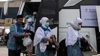 Jemaah calon haji kelompok terbang (kloter) pertama embarkasi Palembang turun dari bus di Bandara Internasional Sultan Mahmud Baddarudin (SMB) II Palembang, Sumatera Selatan, Sabtu (27/5/2023). 