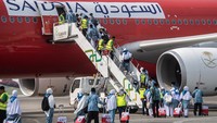 Jemaah calon haji kelompok terbang (kloter) pertama embarkasi Palembang berjalan menuju pesawat di Bandara Internasional Sultan Mahmud Baddarudin (SMB) II Palembang, Sumatera Selatan, Sabtu (27/5/2023). 
