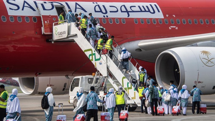 Jamaah calon haji kelompok terbang (kloter) pertama embarkasi Palembang berjalan menuju pesawat di Bandara Internasional Sultan Mahmud Baddarudin (SMB) II Palembang, Sumatera Selatan, Sabtu (27/5/2023). Sebanyak 354 jamaah calon haji asal Kabupaten Ogan Komering Ulu (OKU) Timur tiba di Asrama Haji Palembang diberangkatkan ke Madinah, Arab Saudi. ANTARA FOTO/Nova Wahyudi/foc.