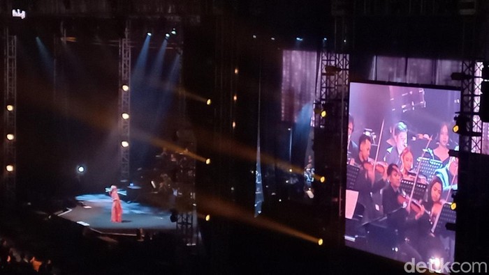 Konser Dewa 19 Night At The Orchestra di UMS Solo, Sabtu (27/5/2023).