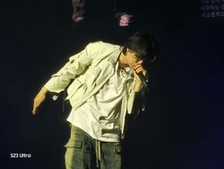 Zoom Galaxy S23 Ultra Bikin Suga BTS Tampil Depan Mata