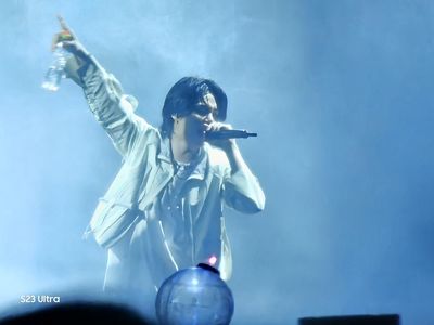 Zoom Galaxy S23 Ultra Bikin Suga BTS Tampil Depan Mata