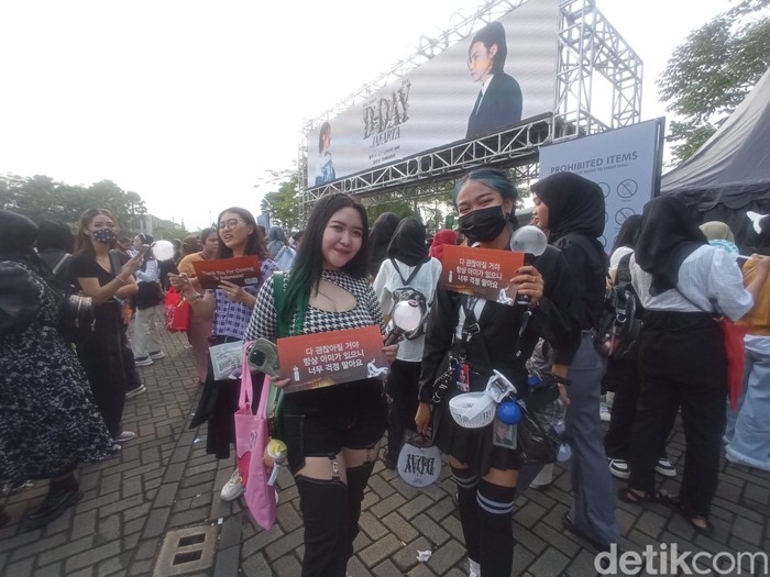 ARMY di lokasi konser Suga BTS Agust D D-DAY TOUR Day 2, Sabtu (27/5/2023).