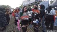 Tampak mereka hari ini dominan berbusana hitam-hitam. (Foto: Bona/detikcom)