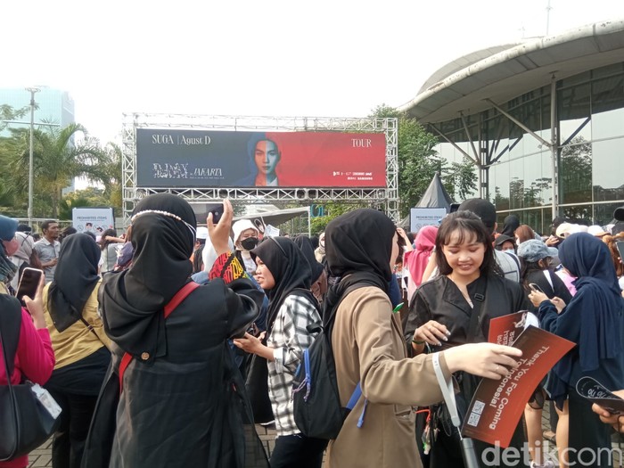 Konser Suga BTS ARMY di Konser Agust D 'D-DAY' TOUR Day 2, Sabtu (27/5/2023) di ICE BSD.