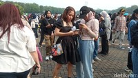 Berbagai persiapan dilakukan oleh para ARMY mulai dari datang pagi hingga berdandan. Tidak sedikit dari mereka merasa deg-degan juga. (Foto: Bona/detikcom)