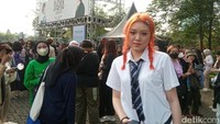 Salah satu ARMY yang tampil total meski dengan busana sederhana. (Foto: Bona/detikcom)