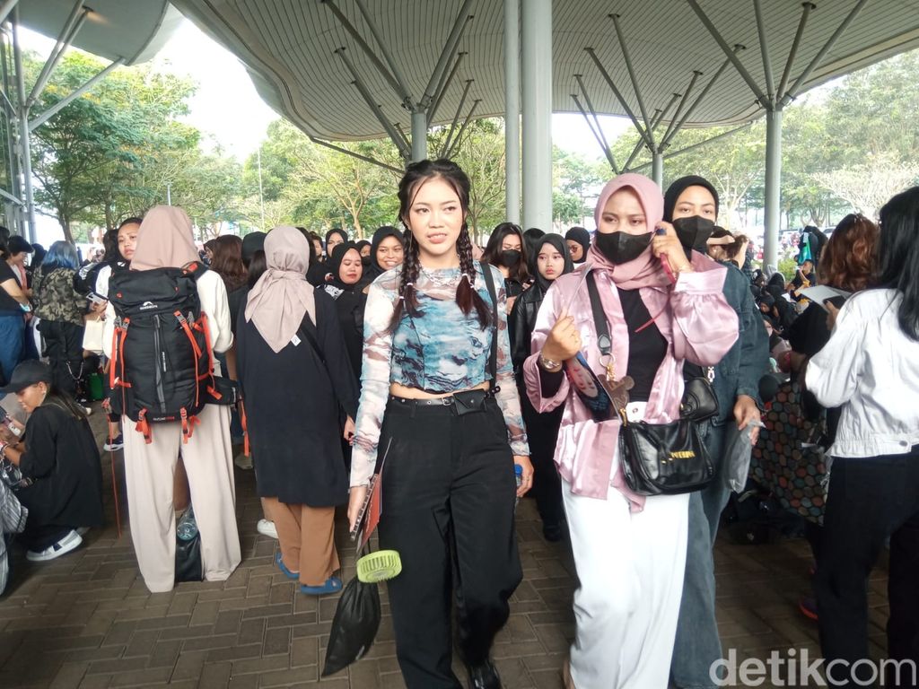 ARMY di lokasi konser Suga BTS Agust D 'D-DAY' TOUR Day 2, Sabtu (27/5/2023).