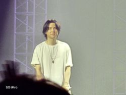 Zoom Galaxy S23 Ultra Bikin Suga BTS Tampil Depan Mata