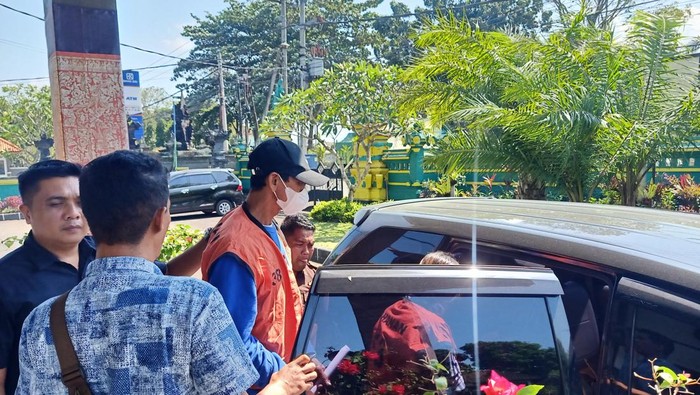 Dua tersangka kasus korupsi pengadaan hiasan kepala kerbau saat dilimpahkan ke Kejaksaan Negeri (Kejari) Jembrana, Kamis (25/5/2023). (I Puti Adi Budiastrawan/detikBali)