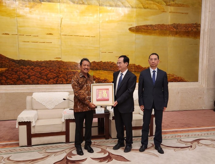 Kunjungan kerja Menteri Kelautan Perikanan Sakti Wahyu Trenggono ke China dalam rangka kerja sama Two Countries Twin Park di bidang kelautan dan perikanan.