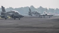 Tiga pesawat tempur Hawk 100-200 dari Skadron Udara 12 Lanud Roesmin Nurjadin Pekanbaru dan Skadron Udara 1 Lanud Supadio Pontianak melakukan pendaratan saat latihan Matra Udara II Jalak Sakti Koopsud I dan Trisula Perkasa Kopasgat 2023 di Pangkalan Udara Sri Mulyono Herlambang (Lanud SMH) Palembang, Sumatera Selatan, Sabtu (27/5/2023). 