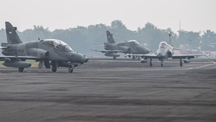 Latihan tempur Jalak Sakti 2023 Petugas memeriksa kesiapan pesawat tempur F16 Fighting Falcon Skadron Udara 16 dari Lanud Roesmin Nurjadin Pekanbaru yang baru mendarat saat latihan Matra Udara II Jalak Sakti Koopsud I dan Trisula Perkasa Kopasgat 2023 di Pangkalan Udara Sri Mulyono Herlambang (Lanud SMH) Palembang, Sumatera Selatan, Sabtu (27/5/2023). Pangkalan Udara Sri Mulyono Herlambang berperan sebagai pangkalan operasi pada latihan tempur rutin antar satuan angkatan udara yang dipusatkan di Tanjung Pandan, Kepulauan Bangka Belitung. ANTARA FOTO/Nova Wahyudi/nym.