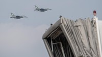 Dua pesawat tempur F16 Fighting Falcon Skadron Udara 16 dari Lanud Roesmin Nurjadin Pekanbaru melakukan manuver. 
