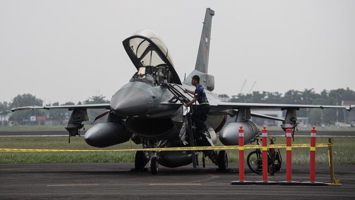 Petugas memeriksa kesiapan pesawat tempur F16 Fighting Falcon Skadron Udara 16 dari Lanud Roesmin Nurjadin Pekanbaru yang baru mendarat saat latihan Matra Udara II Jalak Sakti Koopsud I dan Trisula Perkasa Kopasgat 2023 di Pangkalan Udara Sri Mulyono Herlambang (Lanud SMH) Palembang, Sumatera Selatan, Sabtu (27/5/2023). Pangkalan Udara Sri Mulyono Herlambang berperan sebagai pangkalan operasi pada latihan tempur rutin antar satuan angkatan udara yang dipusatkan di Tanjung Pandan, Kepulauan Bangka Belitung. ANTARA FOTO/Nova Wahyudi/nym.