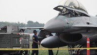 Petugas memeriksa kesiapan pesawat tempur F16 Fighting Falcon Skadron Udara 16 dari Lanud Roesmin Nurjadin Pekanbaru yang baru mendarat saat latihan Matra Udara II Jalak Sakti Koopsud I dan Trisula Perkasa Kopasgat 2023 di Pangkalan Udara Sri Mulyono Herlambang (Lanud SMH) Palembang, Sumatera Selatan, Sabtu (27/5/2023). 