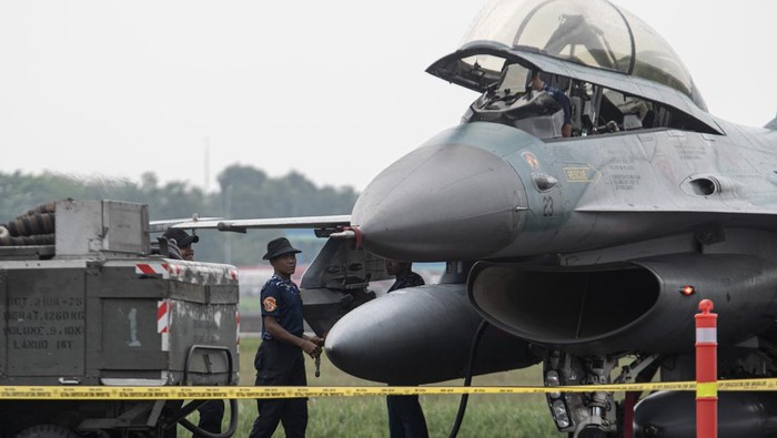 Latihan tempur Jalak Sakti 2023 Petugas memeriksa kesiapan pesawat tempur F16 Fighting Falcon Skadron Udara 16 dari Lanud Roesmin Nurjadin Pekanbaru yang baru mendarat saat latihan Matra Udara II Jalak Sakti Koopsud I dan Trisula Perkasa Kopasgat 2023 di Pangkalan Udara Sri Mulyono Herlambang (Lanud SMH) Palembang, Sumatera Selatan, Sabtu (27/5/2023). Pangkalan Udara Sri Mulyono Herlambang berperan sebagai pangkalan operasi pada latihan tempur rutin antar satuan angkatan udara yang dipusatkan di Tanjung Pandan, Kepulauan Bangka Belitung. ANTARA FOTO/Nova Wahyudi/nym.