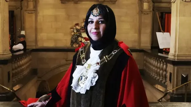 Lubna Arshad adalah muslimah pertama yang menjabat sebagai Wali Kota (Lord Mayor) Oxford, Inggris.
