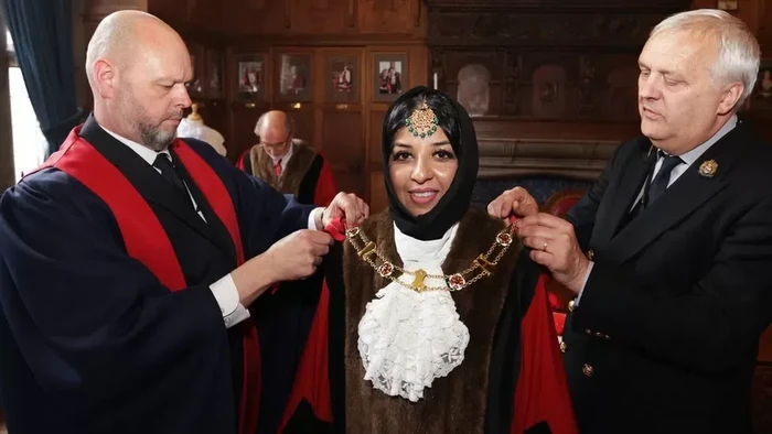 Lubna Arshad diberi rantai Wali Kota selama upacara di Balai Kota Oxford.
