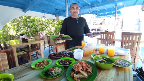 Made Sukarya, menunjukkan berbagai menu seafood di atas kapal, Senin (22/5/2023). (I Wayan Sui Suadnyana/detikBali)