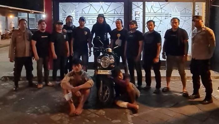 Dua remaja bernama Yasin (19) dan Fajrin (20) di Kota Makassar, Sulawesi Selatan (Sulsel) ditangkap polisi usai menjambret handphone (HP) seorang wanita hingga terjatuh dari motornya.