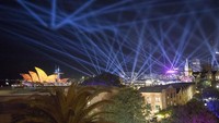 Dengan keindahan cahaya dari lampu warna-warninya, Vivid Light menjadikan kota Sydney sebagai karya instalasi. Lampu-lampu itu diatur sedemikian rupa sehingga memantulkan cahaya dengan warna-warni. 