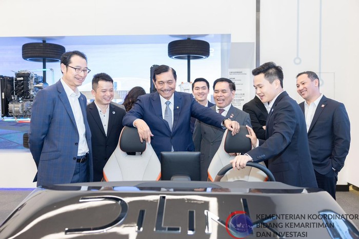 Menko Luhut Binsar Pandjaitan mengunjungi kantor BYD di China