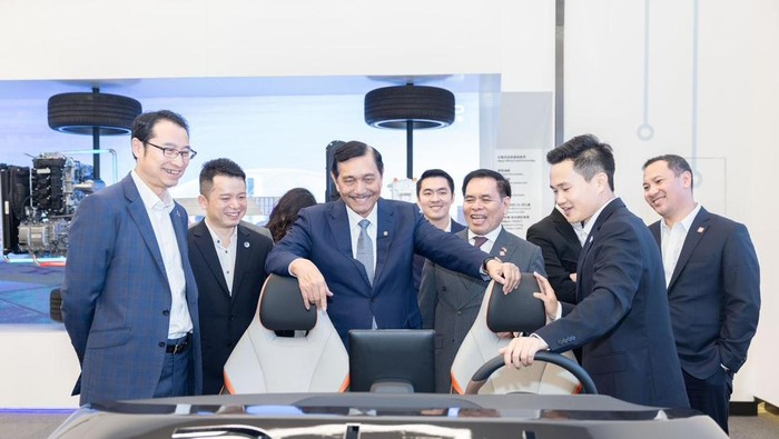 Menko Luhut Binsar Pandjaitan mengunjungi kantor BYD di China