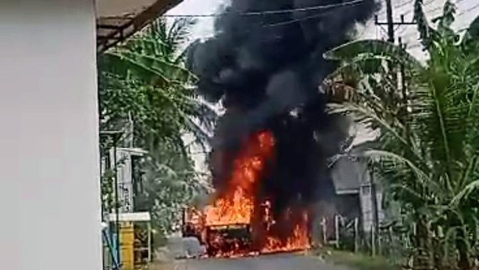 Mobil pikap di Kebumen terbakar, Sabtu (27/5/2023). Foto dari warga.