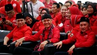 Berdasarkan pantuan, Ganjar yang tampak mengenakan kaos partai berwarna merah, memilih berjalan kaki sejauh 100 meter ke Kantor DPW PPP Banten.