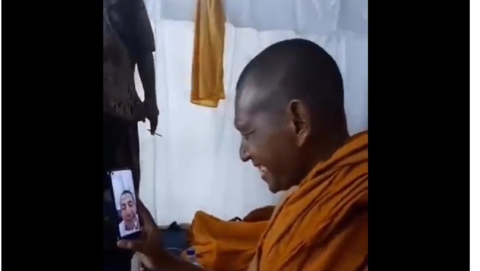 Momen video call Biksu Thudong dengan Habib Luthfi. Foto diunggah Sabtu (27/5/2023).
