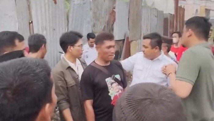 Momen warga Deli Serdang mengeluhkan soal akses di perbatasan ke Bobby (Foto: Istimewa)
