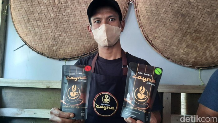 Muhammad Ridho saat memproduksi kopi Muria Zayna di rumahnya, Kecamatan Dawe, Kudus, Sabtu (27/5/2023).