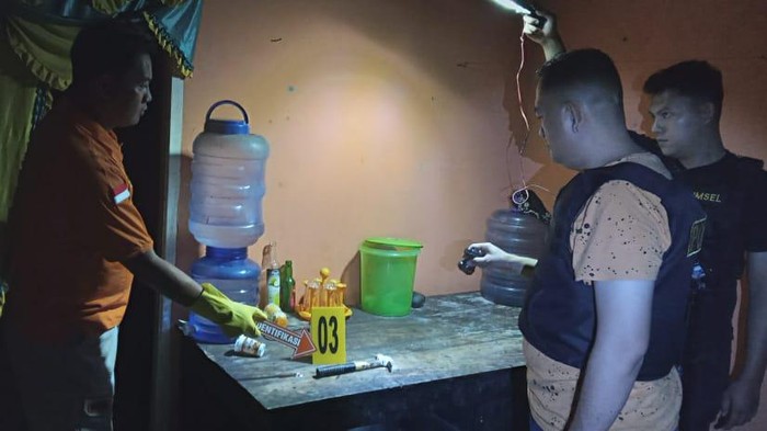 Tim INAFIS Polres Empat Lawang melakukan olah TKP pembunuhan di Empat Lawang.