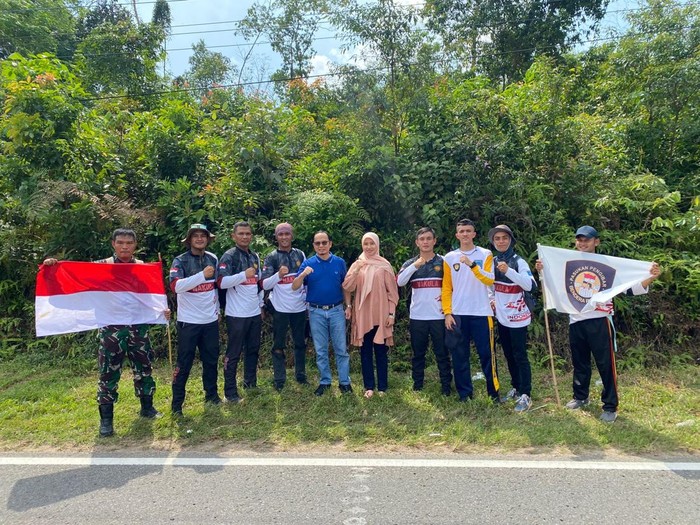 Tim paskibra Kabupaten Bangka Tengah menggelar aksi jalan kaki dari Pangkalpinang ke Koba Bangka Tengah. Istimewa