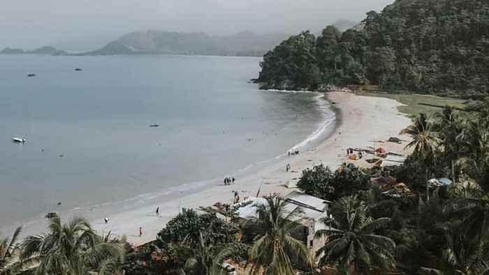 Pantai Minang Rua di Desa Wisata Kelawi.