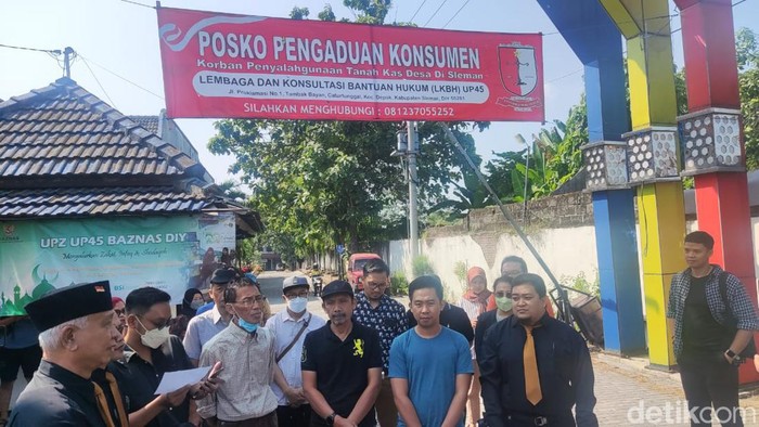 Para korban mafia tanah kas desa (TKD) di posko pengaduan UP 45, Sleman, Sabtu (27/5/2023).
