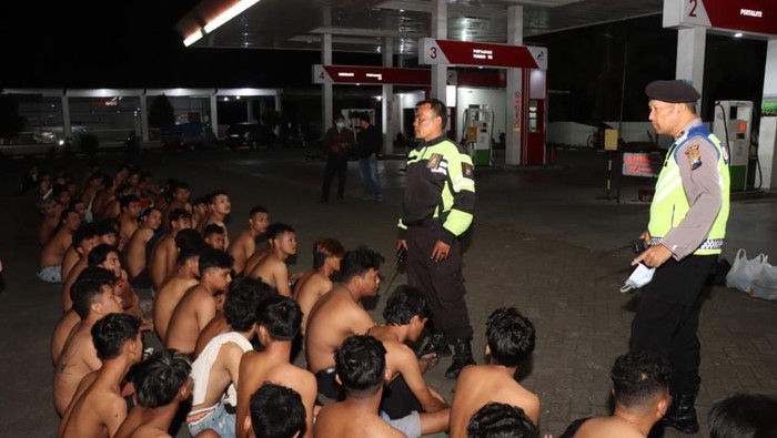 Para pemuda yang terjaring balap liar diamankan ke Polres Malang