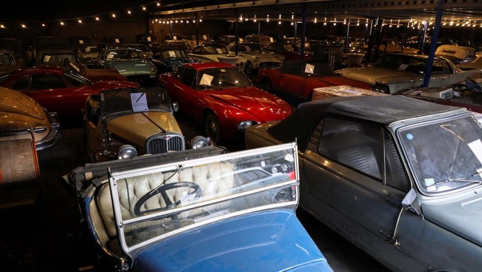 Para Sultan, Ratusan Mobil Klaisk dan Antik Dilelang Nih... Auctioneer Hans van der Pluijm and owner of the car collection Nico Aaldering pose in front of a Lancia Aurelia B24 Spider America, ahead of Friday's auction, in Dordrecht, Netherlands May 25, 2023. REUTERS/Bart Biesemans