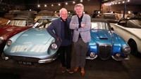 Hans van der Pluijm dan pemilik koleksi mobil Nico Aaldering berpose di depan Lancia Aurelia B24 Spider America yang akan ikut dilelang.  