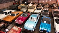 Mobil-mobil milik koleksi Palmen Barnfind dipajang di gudang penyimpanannya di Dordrecht, Belanda, 25 Mei 2023.  