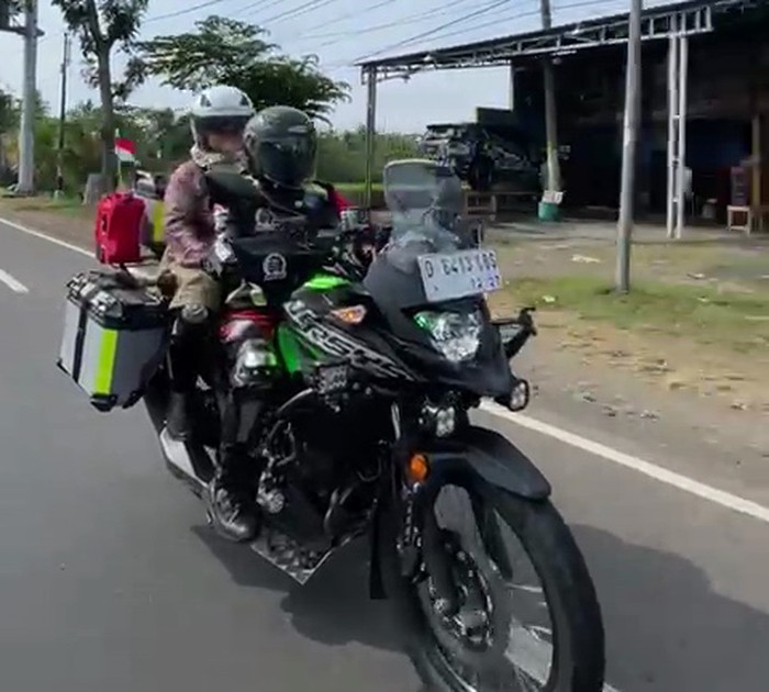 Pasutri Asal Cimahi Tempuh Perjalanan ke Mekkah Tunggangi Sepeda Motor