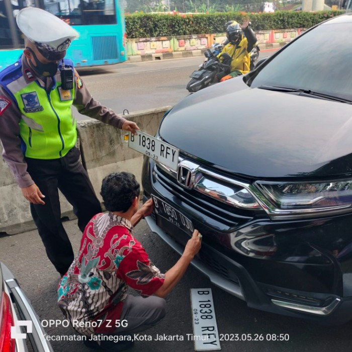pelat nomor RF palsu