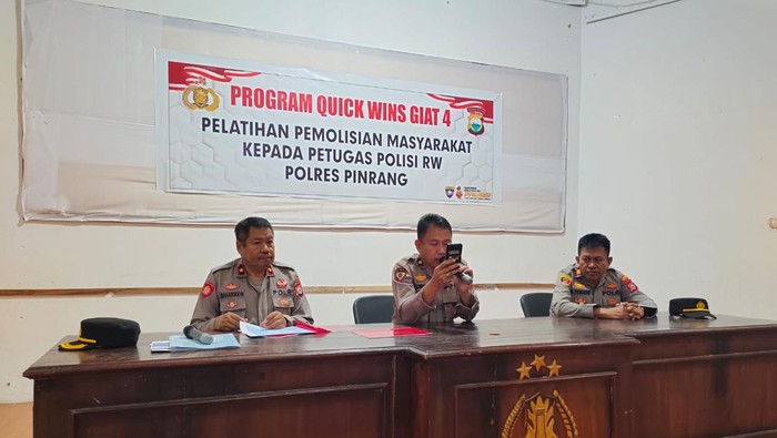Pelatihan kepada Polisi RW di Pinrang.