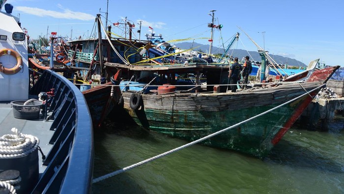 Petugas melakukan pemeriksaan kapal trawl  usai penangkapan di Pelabuhan Perikanan Samudera (PPS) Banda Acerh, Aceh, Sabtu (27/5/2023). Pangkalan Pengawasan Sumber Daya Kelautan dan Perikanan (PSDKP) menangkap dua unit kapal ikan Indonesia, KM Surya Citra dan KM Laot Jaya di perarian Langsa dan Lhokseumawe, provinsi Aceh karena menggunakan trawl , tanpa dilengkapi dokumen dan mengamankan sebanyak 15 ABK. ANTARA FOTO/Ampelsa/foc.