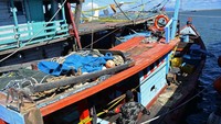 Petugas melakukan pemeriksaan kapal trawl usai penangkapan di Pelabuhan Perikanan Samudera (PPS) Banda Aceh, Aceh, Sabtu (27/5/2023). 
